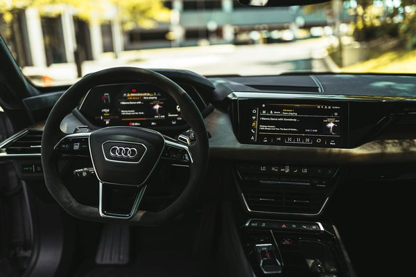 Reimagining Visitor Engagement: Innovative Tactics for UK Museums to Craft Immersive Interactive Displays